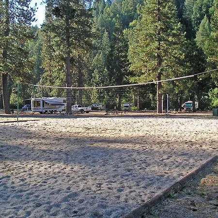 Yosemite Lakes Bunkhouse Cabin 27